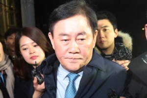 최경환, 중진공 특혜채용 압력 의혹 혐의 부인…19시간 검찰 조사