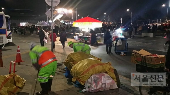 탄핵 찬반집회가 열린 서울 광화문광장 일대를 청소하는 환경미화원들