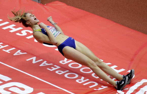 우크라이나 Yuliya Levchenko가 4일(현지시간) 세르비아 베오그라드에서 열린 ‘유럽 육상 실내 챔피언전’ 여자 높이뛰기 결승에서 경기를 치르고 있다. EPA 연합뉴스