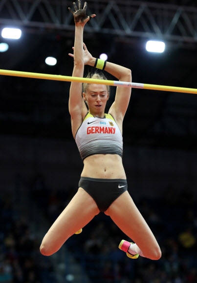 독일 Lisa Ryzih가 4일(현지시간) 세르비아 베오그라드에서 열린 ‘유럽 육상 실내 챔피언전’ 여자 장대높이뛰기 결승에서 경기를 치르고 있다. EPA 연합뉴스