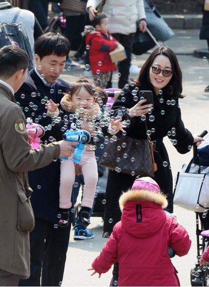 경칩이자 따뜻한 봄날씨를 보인 5일 경기 용인 에버랜드를 찾은 어린이들이 비눗방울을 보며 즐거워하고 있다. 2017. 3. 5. 박윤슬 기자 seul@seoul.co.kr