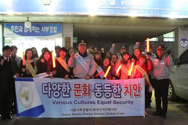 치안봉사단원들이 순찰을 나가기 전 경찰들과 기념사진을 찍는 모습. 서울 서부경찰서 제공
