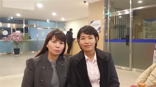 서울 서부경찰서 외국인 치안봉사단에서 활동하는 결혼 이주여성 바트 순태아(오른쪽)와 이미연(개명)씨가 지난 3일 경찰서 민원실 앞에서 포즈를 취하고 있다.  홍인기 기자 ikik@seoul.co.kr