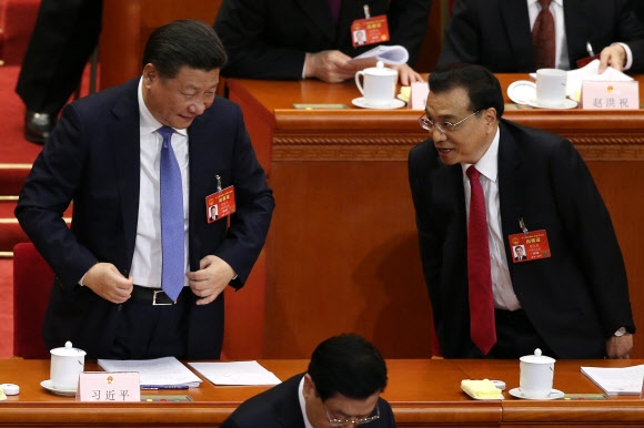 시진핑(왼쪽) 중국 국가주석이 5일 베이징 인민대회당에서 열린 제12기 전국인민대표대회 제5차 전체회의 개막식에서 리커창(오른쪽) 총리가 지켜보는 가운데 자리에서 일어서고 있다. 중국 최대의 정치행사인 전인대에 보고된 중국의 ‘2017년 업무보고’에서 ‘한국’이 전혀 거론되지 않았다. 이는 ‘사드 갈등’ 때문으로 해석된다. 베이징 EPA 연합뉴스