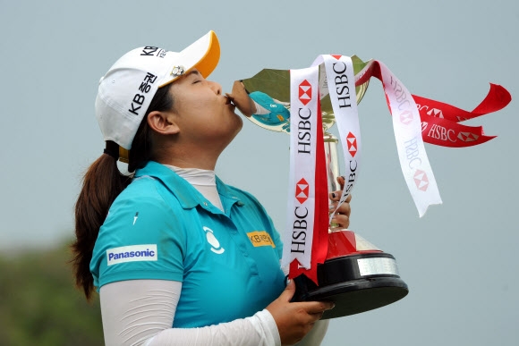박인비가 5일 싱가포르에서 열린 HSBC 위민스 챔피언스에서 미국여자프로골프(LPGA) 18승째를 올린 뒤 트로피에 입을 맞추고 있다. 싱가포르 신화 연합뉴스