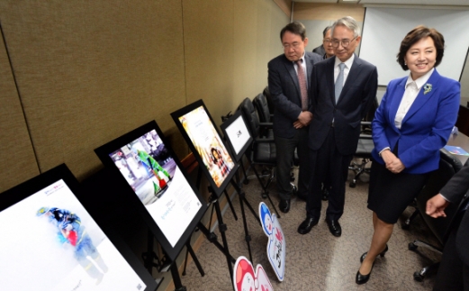 [서울포토] ‘고마워 Yo’ 청소년 행복캠페인 관련물 둘러보는 김영만 사장과 신은경 이사장