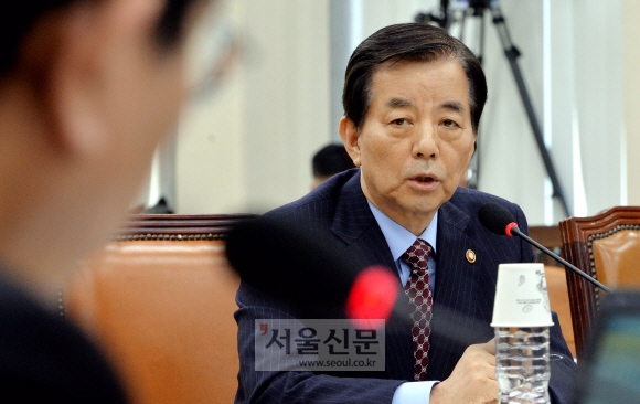 한민구 국방부장관이 6일 국회에서 열린 국방위원회 전체회의에서 북한의 미사일 발사에 대한 상황보고를 하고 있다.  이종원 선임기자 jongwon@seoul.co.kr