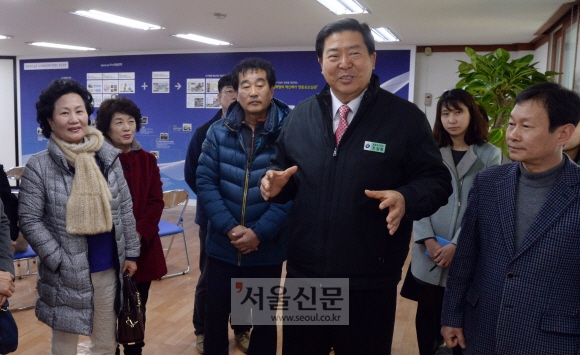 조길형 영등포구청장이 6일 당산역 인근에 위치한 도시재생홍보관에서 주민들을 향해 영등포의 도시재생개발에 대해 설명하고 있다. 이언탁 기자 utl@seoul.co.kr