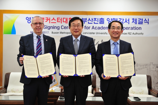 ㅂ산시와 부산진해경제자유구역청이 6일 부산시청 국제의전실에서 영국 랭커스터대학교와 부산 진출 관련 양해각서(MOU)를 체결한 뒤 포즈를 취하고 있다. 왼쪽부터 브래들리 랭커스터대 부총장. 서병수 부산시장. 진양현 부산 진해경제자유구역청장. 부산시 제공 