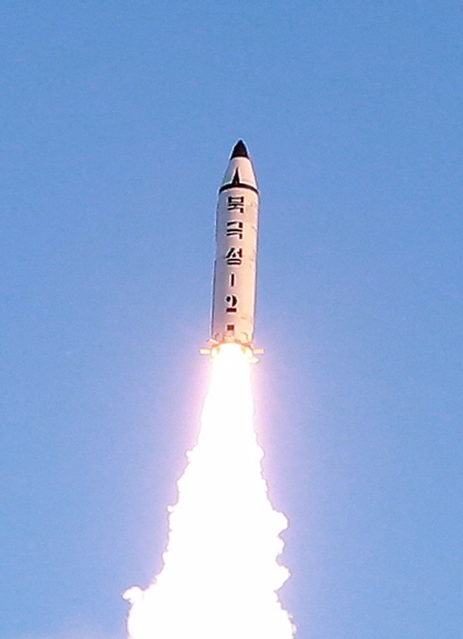 지난달 12일 북한의 신형 중장거리 전략탄도미사일(IRBM)인 ‘북극성 2호’가 발사돼 하늘로 치솟는 모습. 연합뉴스