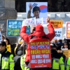 [서울포토] 헌재 앞에서 벌어지는 서로 다른 시위