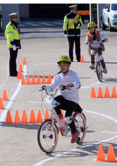 자전거 운전면허시험 보는 어린이