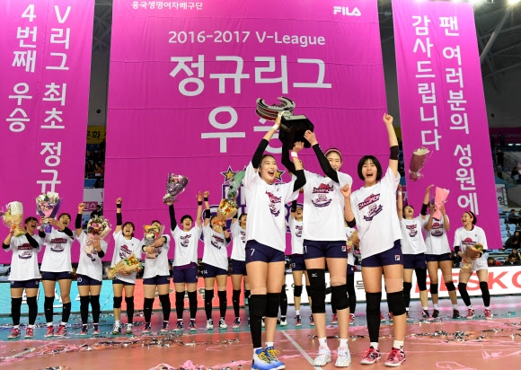 여자배구 흥국생명 선수들이 7일 인천 계양체육관에서 열린 IBK기업은행과의 경기에서 3-0 승리로 9시즌 만에 정규리그 우승을 확정한 뒤 트로피를 들어 올리며 환호하고 있다. 스포츠서울