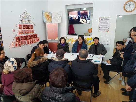 우미경 서울시의원이 근린재생일반형 활성화지역 2단게 지정 평가위원에 위촉되어 각계 전문가들과 함께 현장을 방문, 세부평가를 하고 있다.