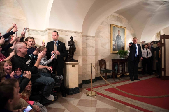 7일(현지시간) 도널드 트럼프 미국 대통령이 백악관을 찾은 방문객들에게 깜짝 등장했다. AFP 연합뉴스