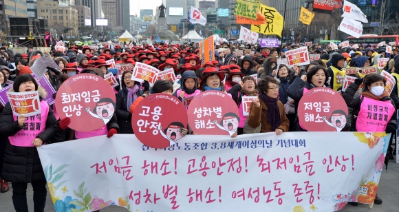 8일 서울 광화문광장에서 열린 세계 여성의 날 행사에 참가한 여성 노동자들이 성차별 해소와 남녀 동일 임금 지급, 저임금 해소 등을 촉구하며 구호를 외치고 있다. 2017. 3. 8 손형준 기자 boltagoo@seoul.co.kr