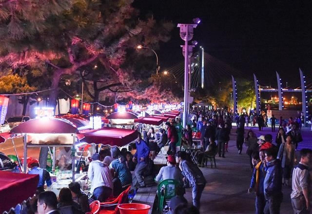 여수 관광지 중 관광객 선호도 1위에 선정될 정도로 인기 장소로 자리잡은 낭만포차의 운영자 심사가 논란을 빚고 있다. 사진은 종포해양공원에 위치한 여수 낭만포차. 여수시 제공