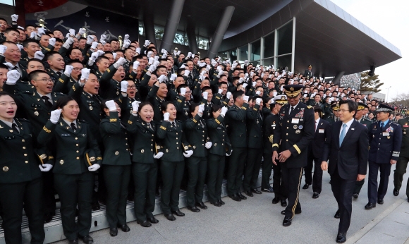 장교 합동임관식 참석한 황 권한대행