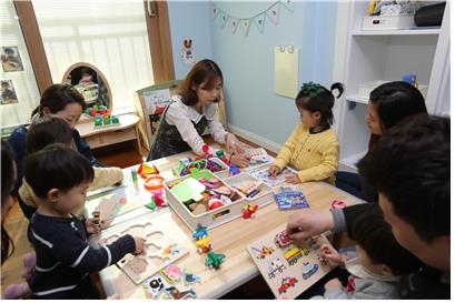 지난 3월 2일 개원한 송파구 ‘구립잠실엘스어린이집’에서 아이들과 교사가 수업을 하고 있다.