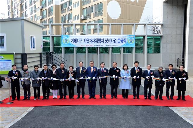 이위준 부산 연제구청장이 8일 주민 숙원 사업인 ‘거제배수펌프장’ 준공식에서 참석자들과 함께 테이프 커팅을 하고 있다. 부산 연제구 제공