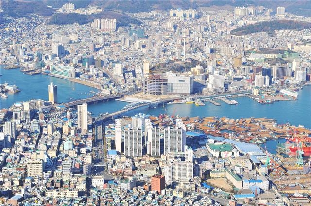 부산시가 8일 원도심 재도약을 위해 중구, 동구, 서구, 영도구 4개 구를 통합하는 방안을 제시함에 따라 향후 통합 논의가 본격화될 전망이다. 사진은 영도구 일부와 중구·서구 및 부산북항 전경. 부산시 제공