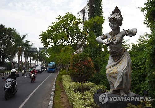 8일 인도네시아 발리 덴파사르 인근 대로변에 발리 전통 의상을 입은 조각상이 세워져 있다. [AFP=연합뉴스자료사진]
