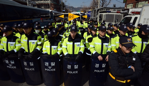 박근혜대통령 탄핵심판을 하루 앞둔 9일 서울 헌법재판소 인근 안국역에서 경찰들이 도로를 막고 경비를 서고 있다.  박지환 기자 popocar@seoul.co.kr