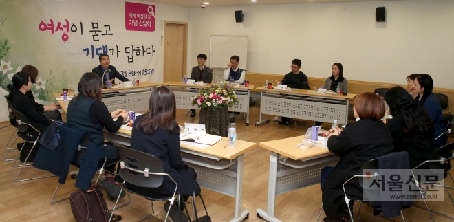 양기대(왼쪽 가운데) 광명시장이 ‘3.8 세계 여성의 날’을 맞아 광명시 육아종합지원센터에서 열린 여성들과의 ‘티타임 토크’에서 참석자들과 의견을 나누고 있다. 광명시 제공