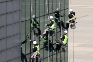 봄날, 관제탑 물청소