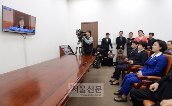 10일 오전 더불어민주당 추미애 대표와 최고위원들이 국회에서 탄핵 심판 방송을 시청하고 있다. 이종원 선임기자 jongwon@seoul.co.kr