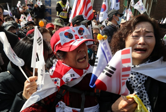 朴 전 대통령 탄핵 당시 눈물 흘리는 태극기집회 참석자들