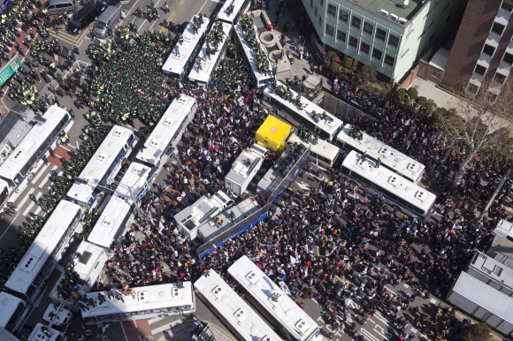 10일 오후 서울 재동 헌법재판소 앞에서 박근혜 대통령의 탄핵이 인용 되자 보수단체 회원들이 차벽을 부수고 헌재로 진입하고 있다. 사진공동취재단