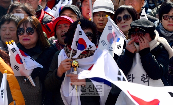 10일 헌법재판소 앞 안국역에서 보수단체 회원들이 탄핵이 인용되자 눈물을 흘리고 있다.  박지환 기자 popocar@seoul.co.kr