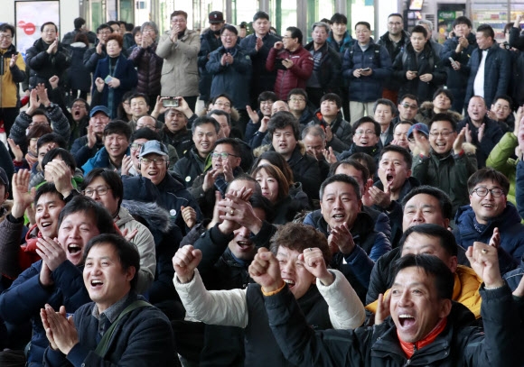 [대통령 탄핵] 환호하는 철도노조 관계자들