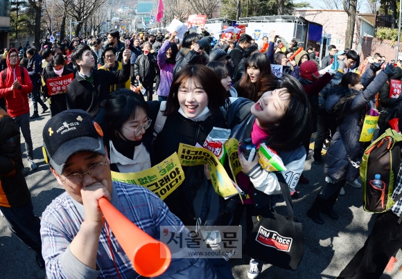 10일 시민들이 헌재의 박근혜 대통령 파면 결정 소식을 듣고  청와대 방향으로 행진하던 중 환호하고 있다. 박윤슬 기자 seul@seoul.co.kr