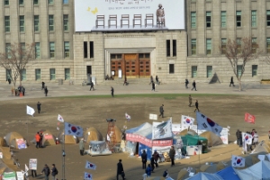 서울광장, 탄핵 반대 태극기 세력 전초기지로 남나