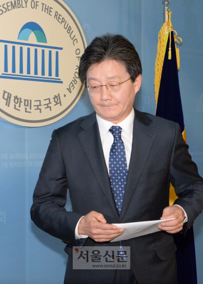 헌법재판소가 박근혜 대통령에 대한 탄핵안을 인용한 10일 바른정당 유승민 의원은 국회 정론관에서 기자회견을 열었다. 이종원 선임기자 jongwon@seoul.co.kr