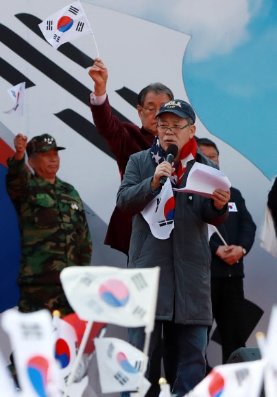 탄핵 판결 설명하는 김평우 변호사