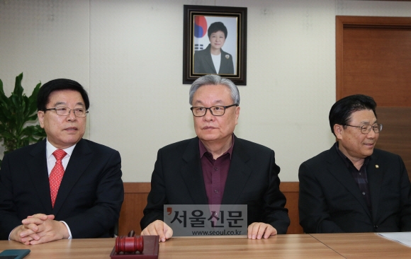 자유한국당 당사에 내걸린 박근혜 전 대통령 사진