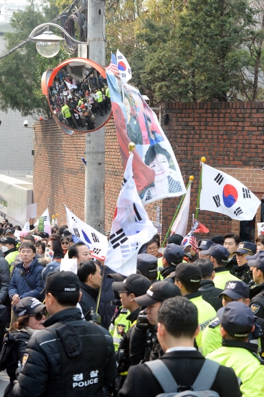 12일 박근혜 전 대통령의 서울 삼성동 사저가 지지자와 경찰, 취재진들로 붐비고 있다.  박윤슬 기자 seul@seoul.co.kr