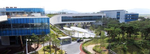 정부부처 공무원노동조합에서 함께 일하고 싶거나 꺼리는 간부 등 베스트·워스트 간부를 조사하고 있지만 워스트 간부 조사 결과를 공개하지 않아 조사에 대한 무용론이 나오고 있다. 사진은 정부세종청사 모습. 연합뉴스