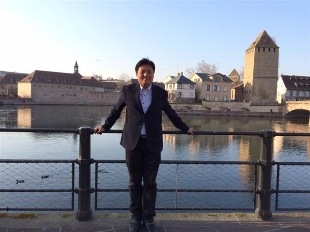 프랑스 고위 관료를 다수 배출한 국립행정대학원(ENA)으로 국외 연수를 다녀온 한상열 국무조정실 서기관이 2015년 3월 프랑스 스트라스부르 일강 앞에서 환하게 웃고 있는 모습이다. 뒤로 보이는 건물이 ENA 본원이다. 한상열 서기관 제공