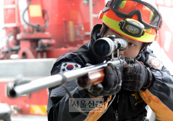 송현진 춘천소방서 소방사가 멧돼지 등 야생동물 생포에 사용하는 마취총 사격 훈련을 하고 있다.