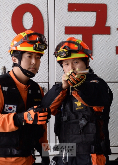 류지영(왼쪽) 서울신문 기자가 춘천소방서 구조팀 대원으로부터 야생동물 포획장비 사용법을 배우고 있다.