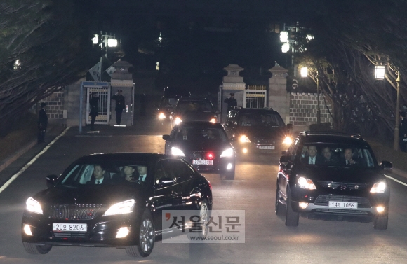 박근혜 전 대통령이 탑승한 ‘20오 8206’ 에쿠스 차량이 12일 저녁 청와대 정문을 나서고 있다.  안주영 기자 jya@seoul.co.kr
