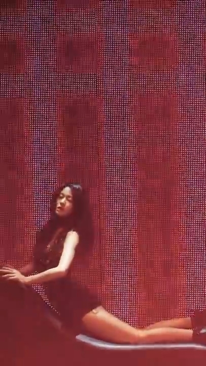 AOA 설현이 11일 서울 올림픽공원 내 올림픽홀에서 열린 콘서트에서 개인 무대를 선보이고 있다. [유튜브 영상 캡처]