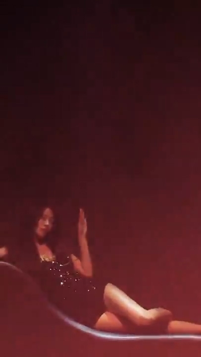 AOA 설현이 11일 서울 올림픽공원 내 올림픽홀에서 열린 콘서트에서 개인 무대를 선보이고 있다. [유튜브 영상 캡처]