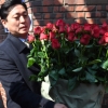 [서울포토] 박 전 대통령 사저로 들어가는 꽃다발