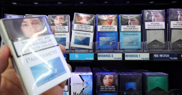 13일 서울의 한 편의점에 진열된 담배. 흡연 경고그림이 부착되면서 지난 2월 판매량이 지난해보다 14.0% 줄어든 것으로 조사됐다. 연합뉴스