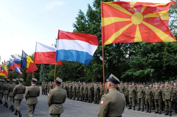 지난해 6월 나토가 폴란드에서 러시아의 위협에 대비한 ‘아나콘다’ 훈련을 실시한 가운데 폴란드군 장병들이 바르샤바 인근 램벌토에서 훈련 참가국 국기를 들고 행진하고 있다. 서울신문 DB
